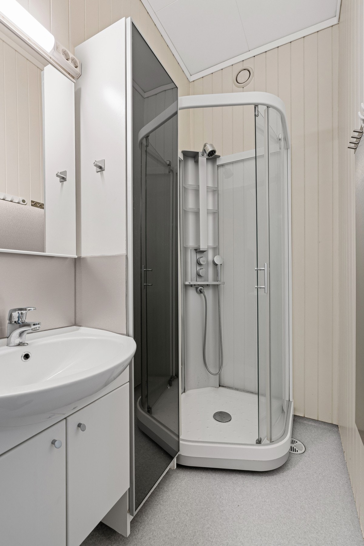 - Bad med dusjkabinett og opplegg for vaskemaskin - Galleribilde