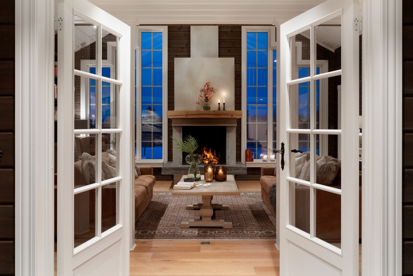 Stua har store vindusflater som gir en lys og luftig atmosfære. Galleribilde