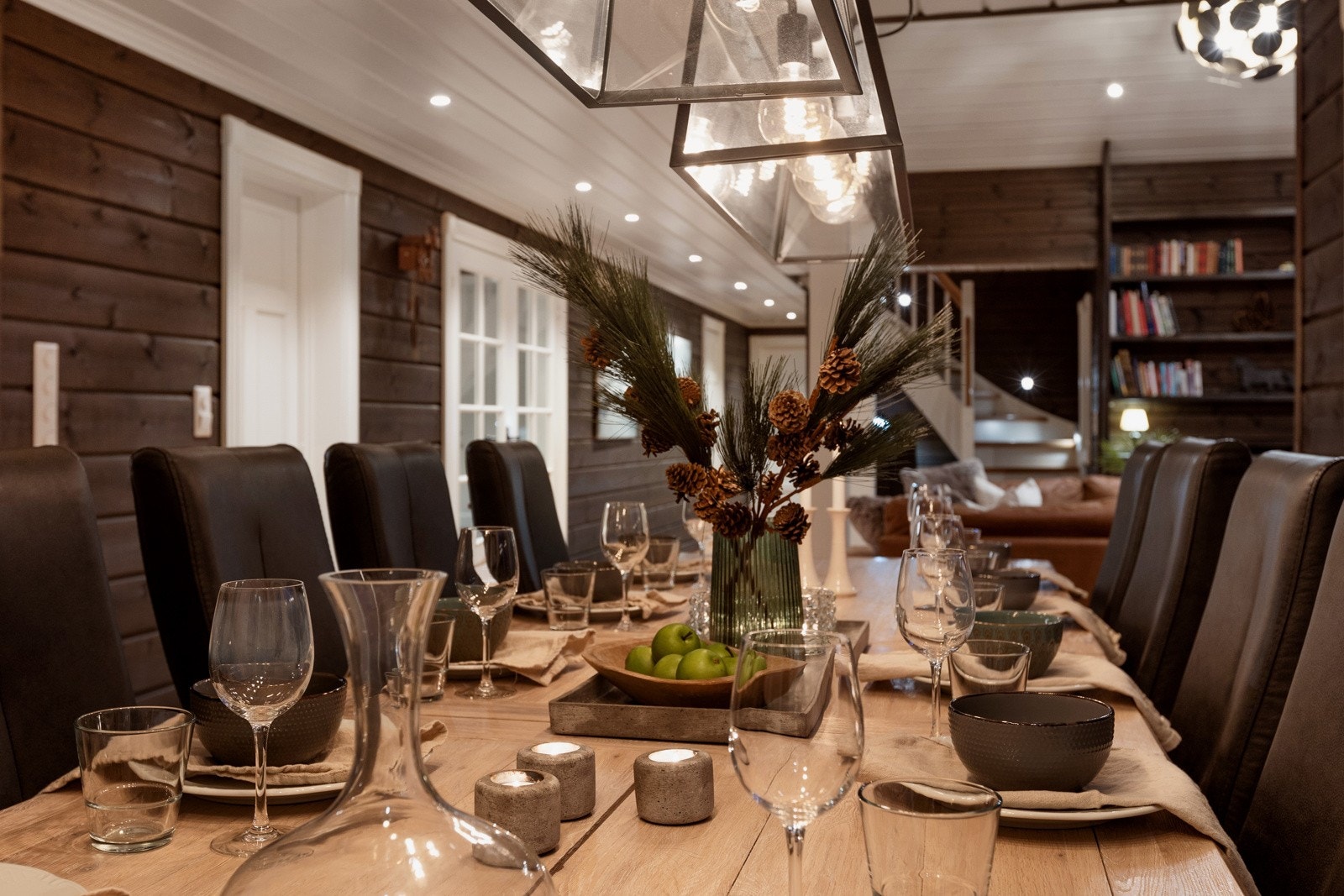 Spisestuen har tilstrekkelig med plass til å kunne huse mange gjester. Galleribilde