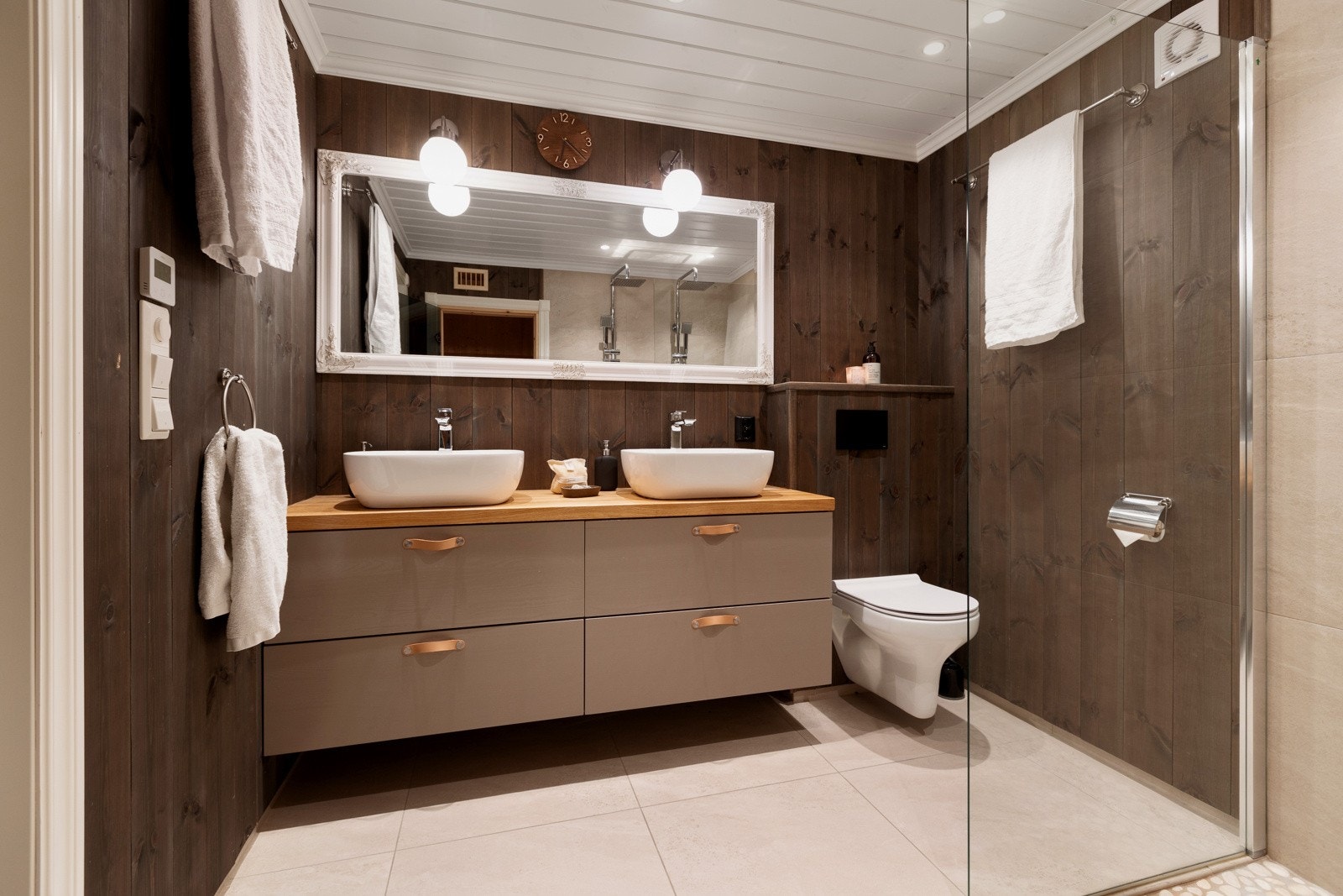 Hytta har tre innbydende bad med vannbåren varme. Galleribilde