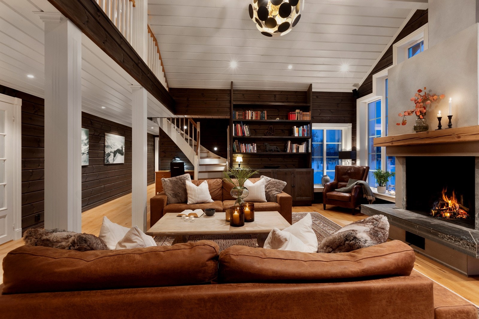 Hytta er utstyrt med høyteknologiske fasiliteter som integrert stereoanlegg og selvrensende vinduer, samtidig som den tradisjonelle hyttestilen er bevart. med naturlige materialer og koselige interiørdetaljer. Galleribilde