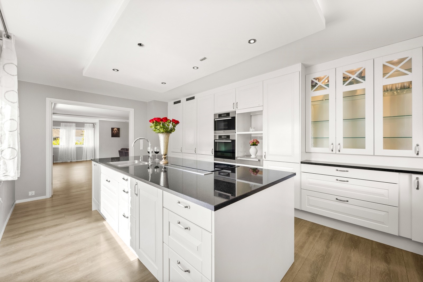 Rommet har parkett med varme og malte overflater, samt downlights i himling. Galleribilde