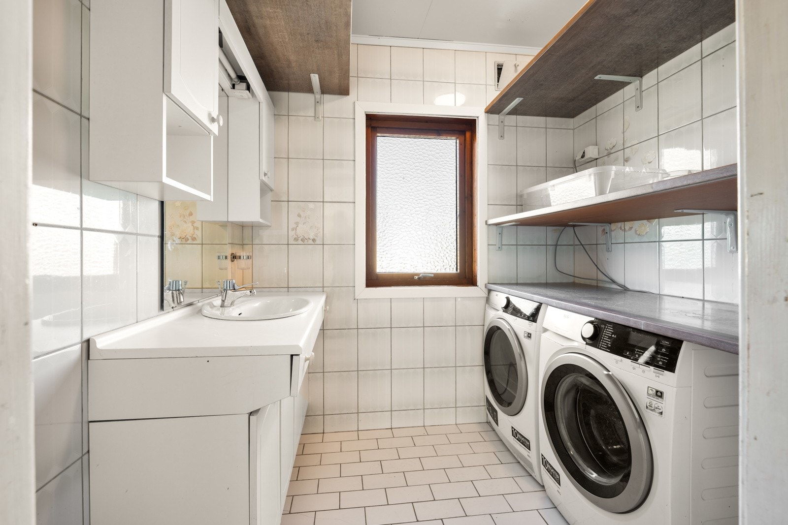 Vaskerommet har vegghengt servant, speil med overlys, opplegg for vaskemaskin, og mulighet for å installere dusj. Galleribilde