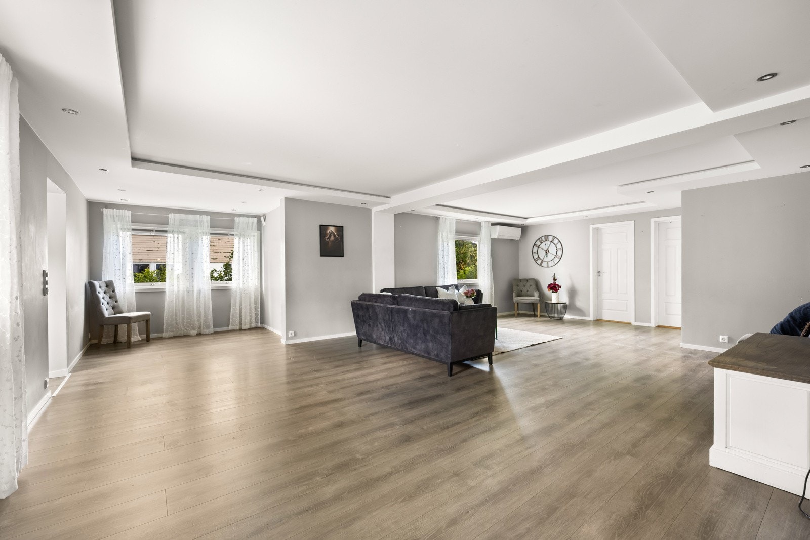 1. etasje har laminatgulv med gulvvarme i de fleste rom, malte eller tapetserte vegger, og profilerte innerdører. Galleribilde