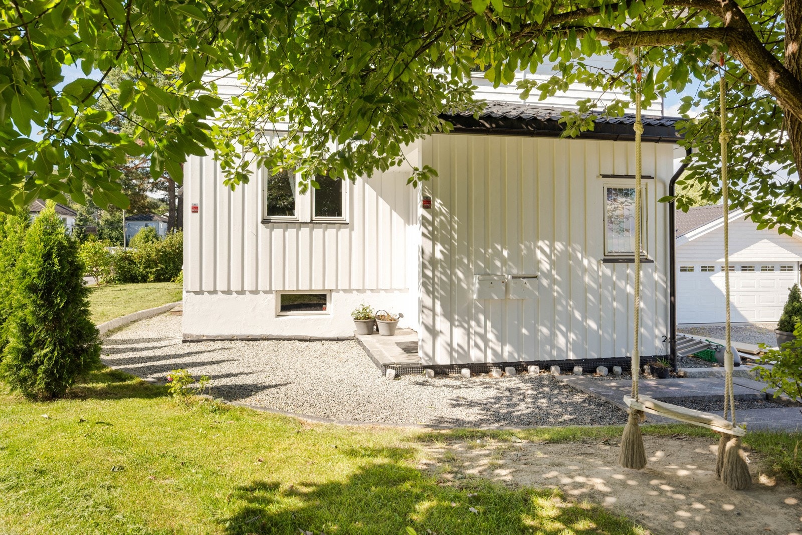 Hovedinngang med flotte og innbydende omgivelser. Galleribilde