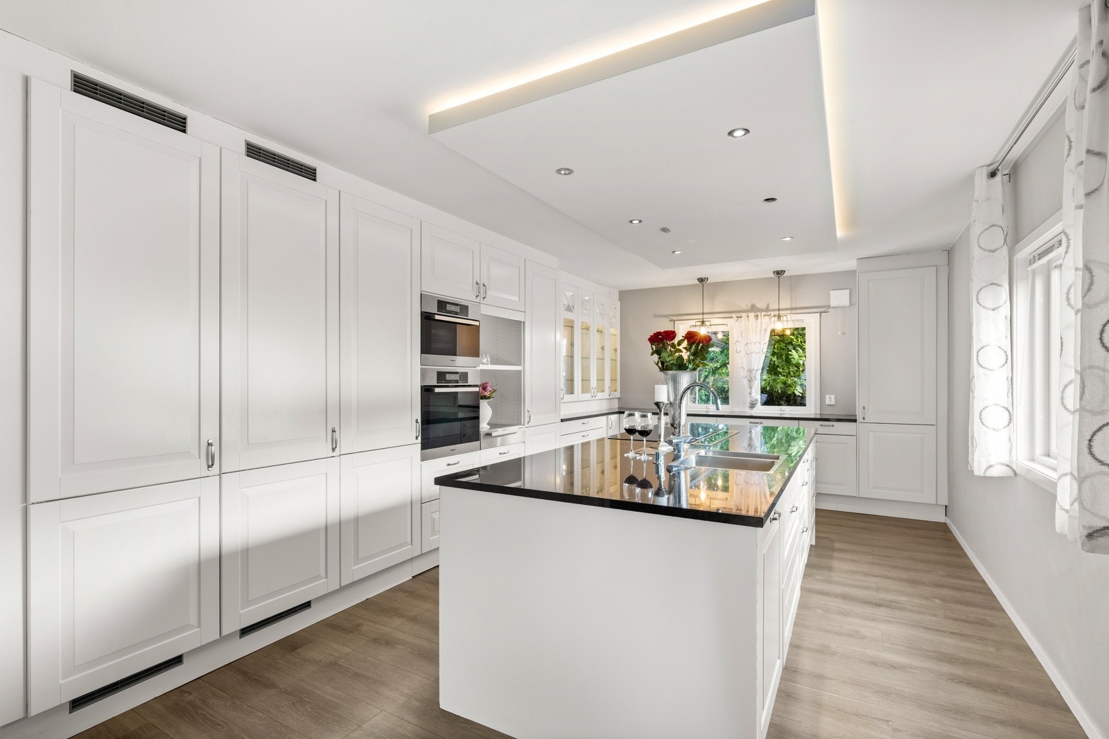 Kjøkkeninnredningen fra 2017 har profilerte fronter og benkeplater i stein. Galleribilde