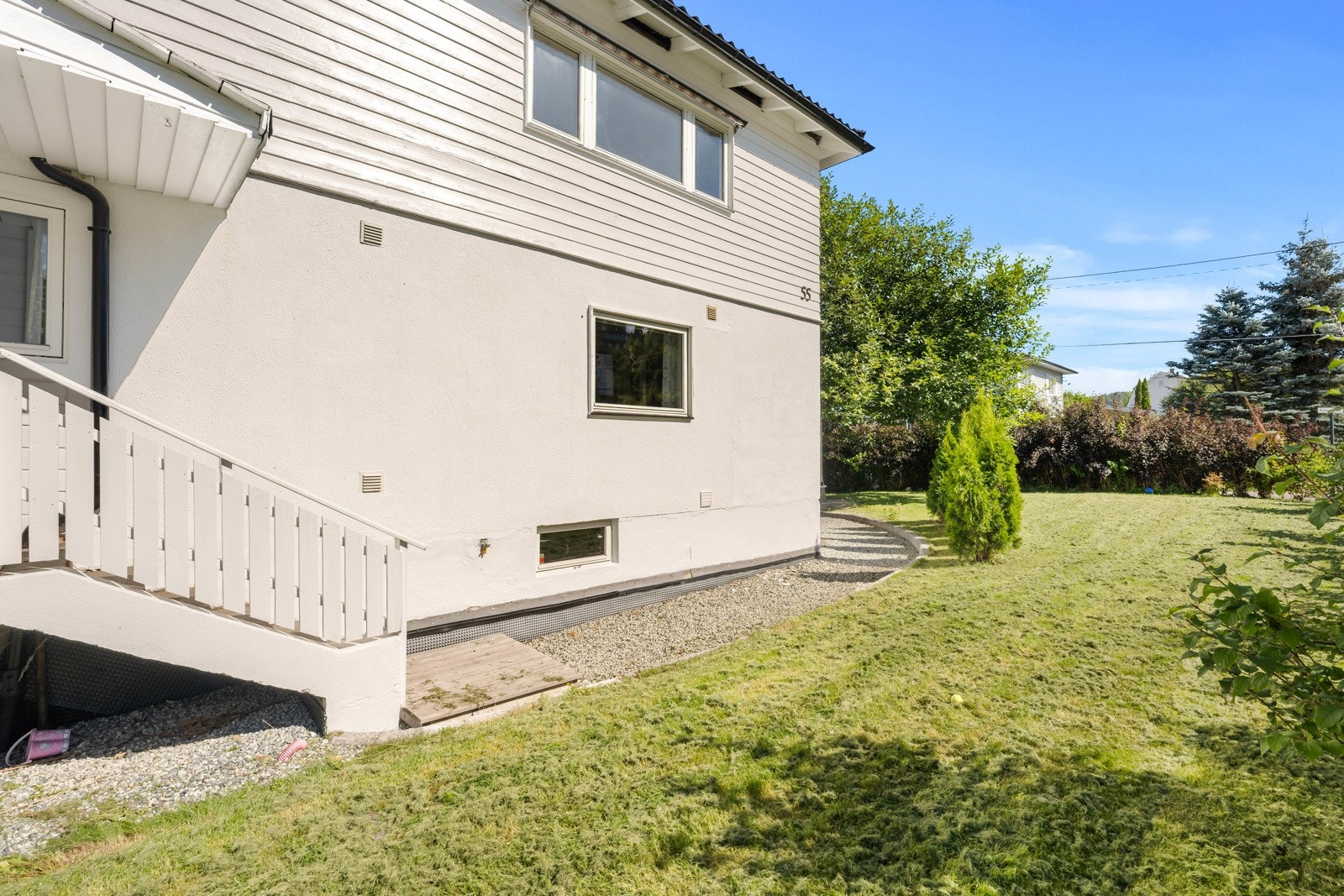 Flott uteområde med flat og lettstelt hage. Galleribilde