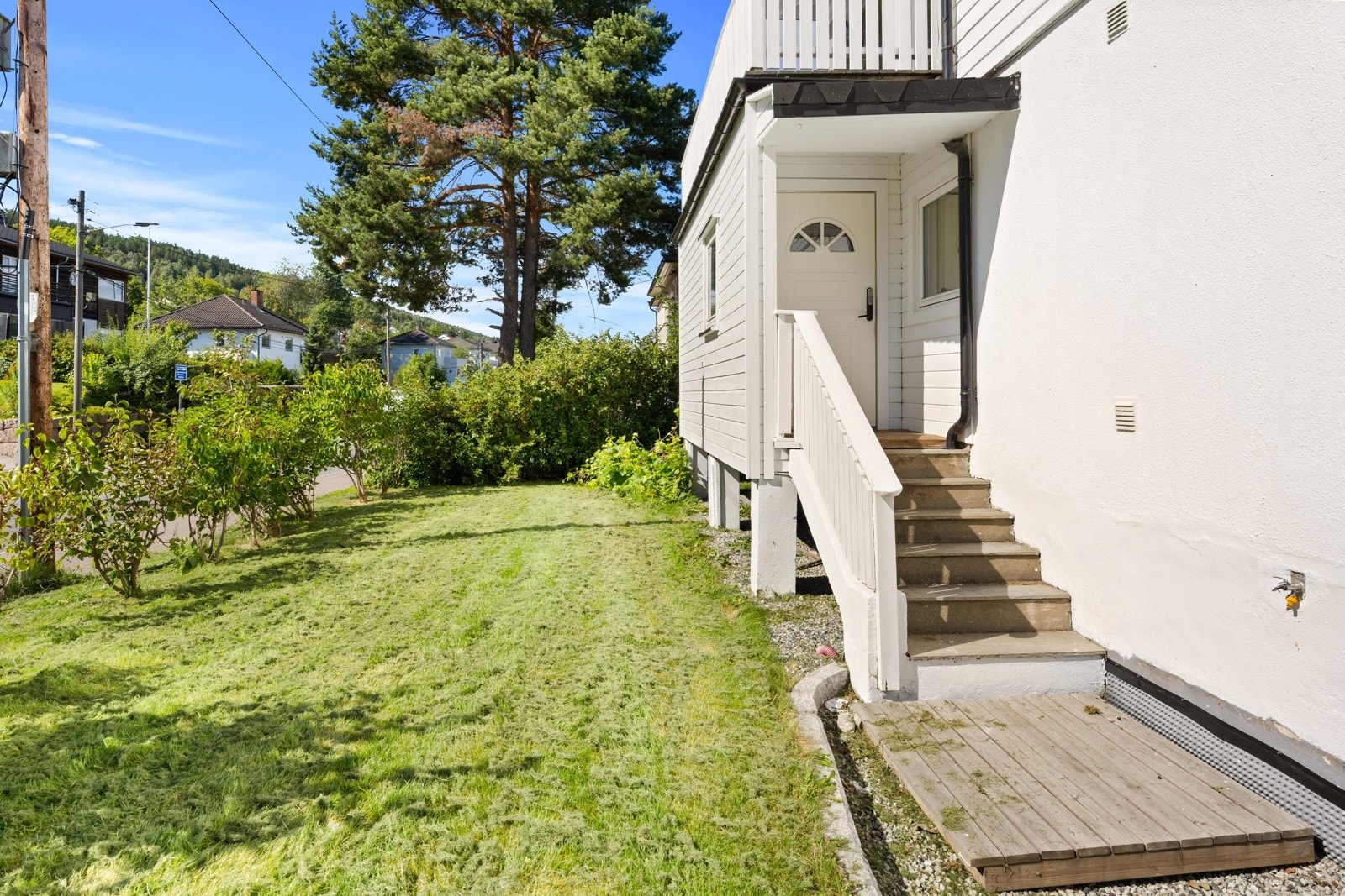 Inngang fra bakgården og direkte inn til stuen. Galleribilde