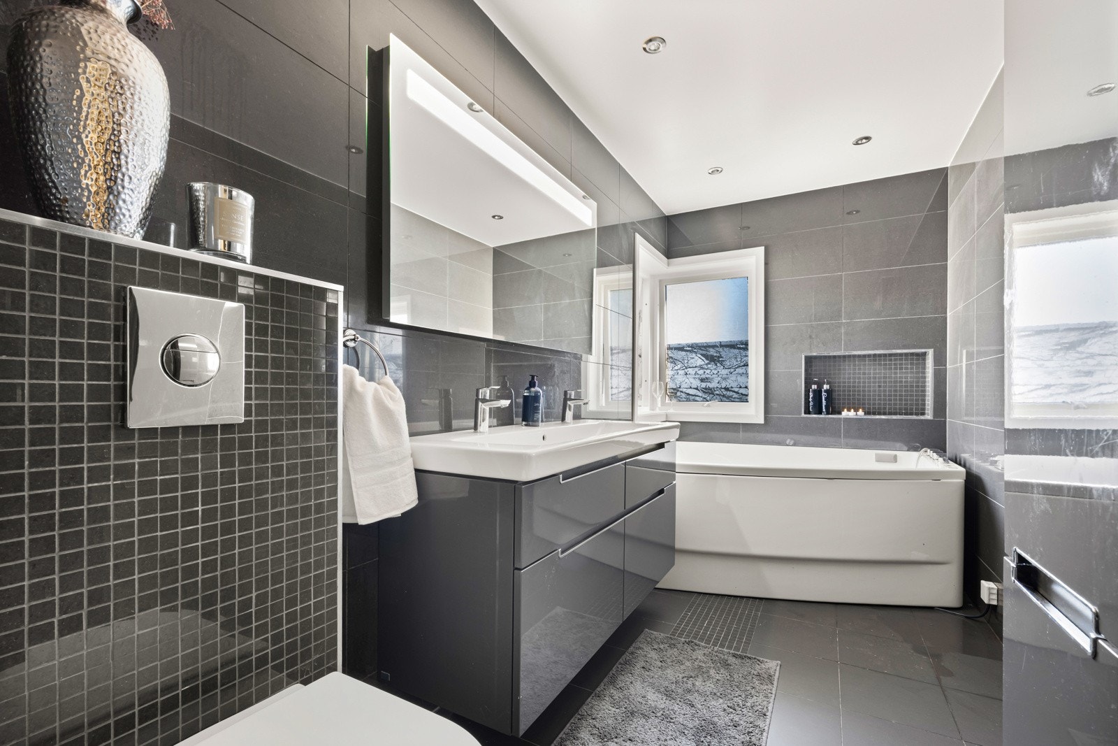 Begge badene ligger i 1. etasje. Galleribilde