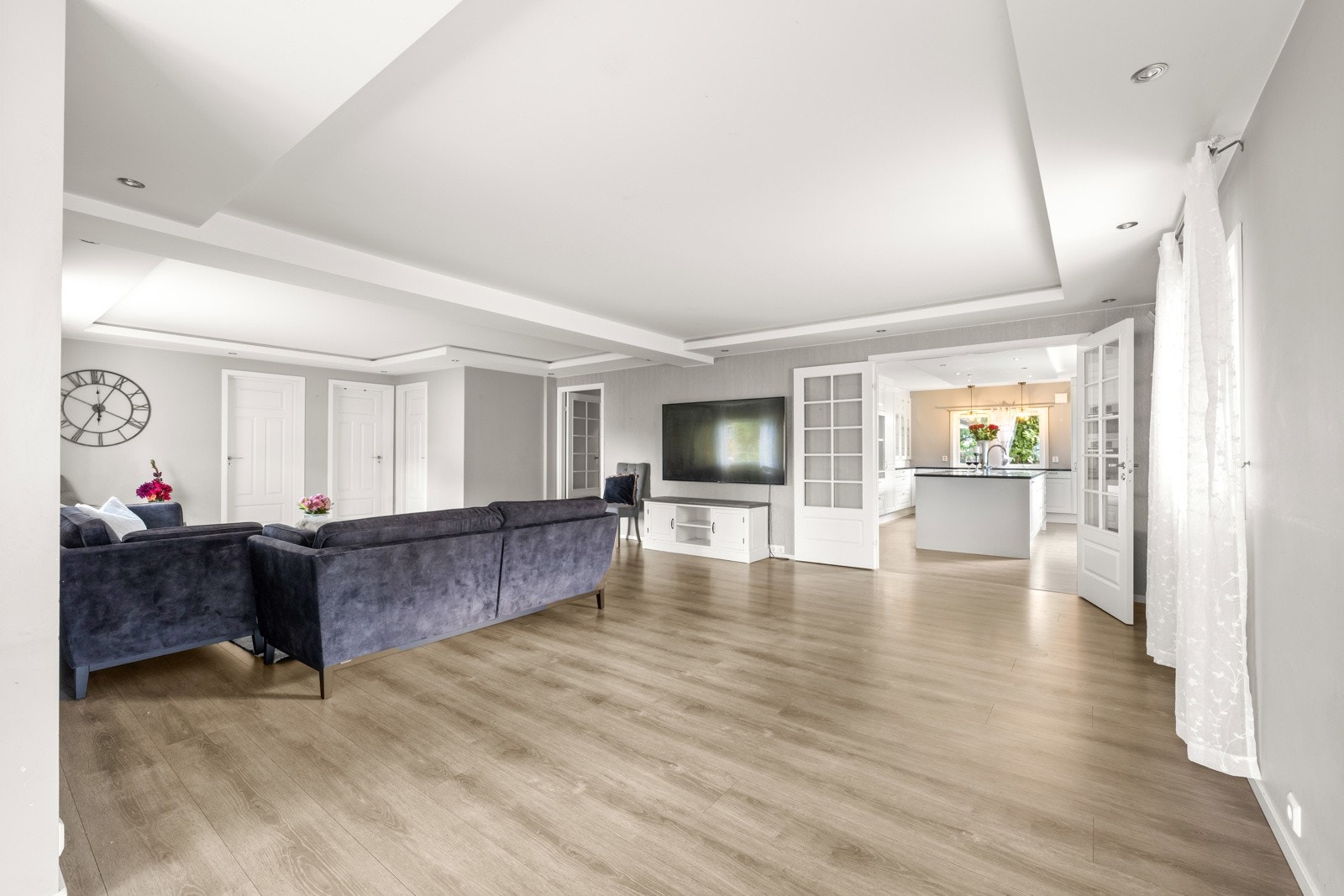 Fra stuen er det adgang til kjøkkenet. Galleribilde