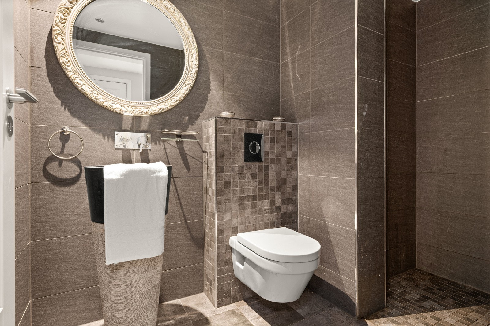 Boligen har to moderne bad fra 2017 med gulvvarme. Galleribilde