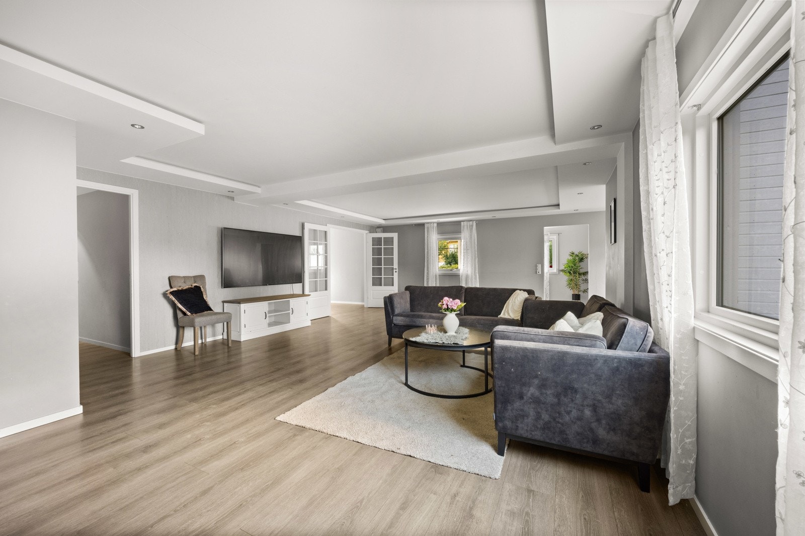 Stor og åpen stue med downlights. Galleribilde