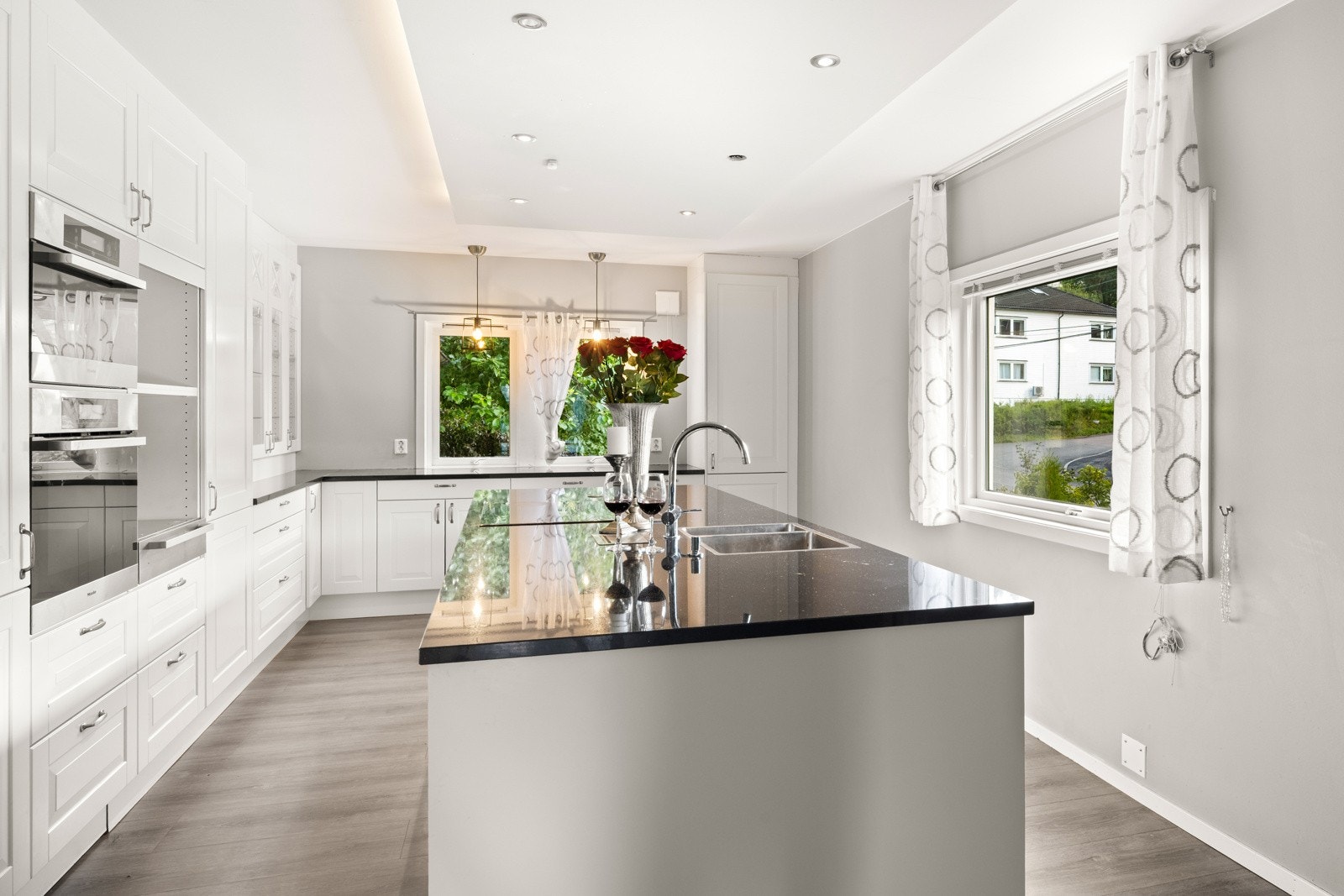 Den er komplett med integrerte hvitevarer. Galleribilde