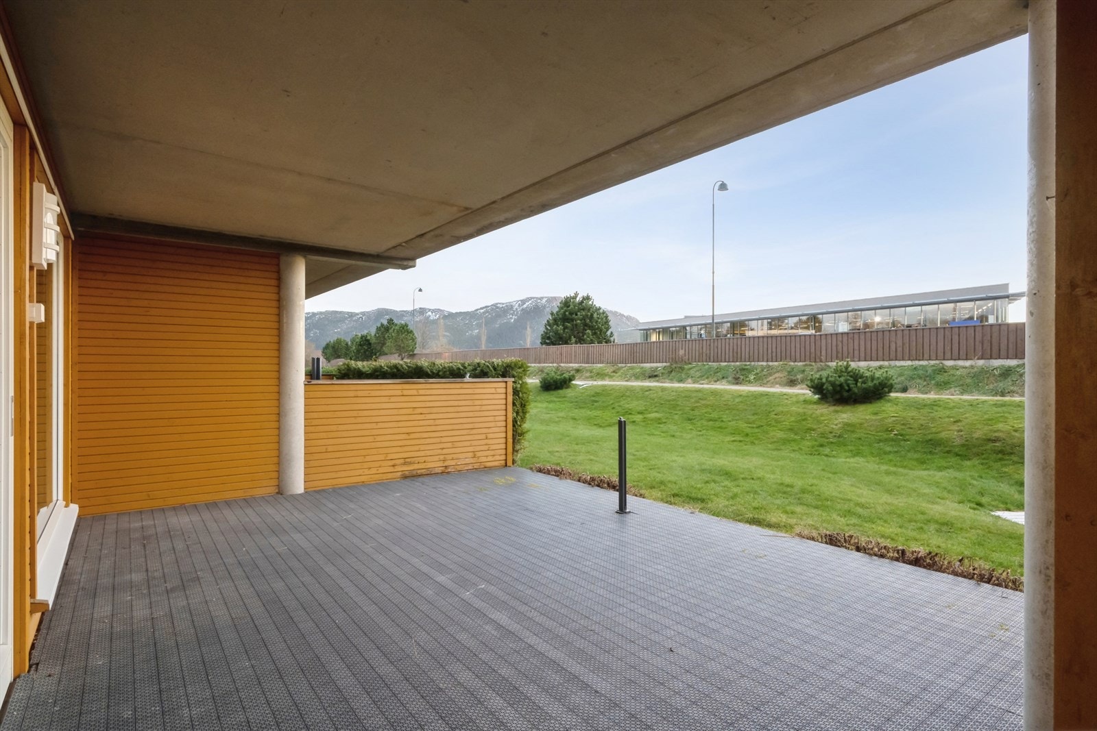 Fra stue/kjøkken har man direkte utgang til en romslig balkong på ca. 23 kvm. Galleribilde