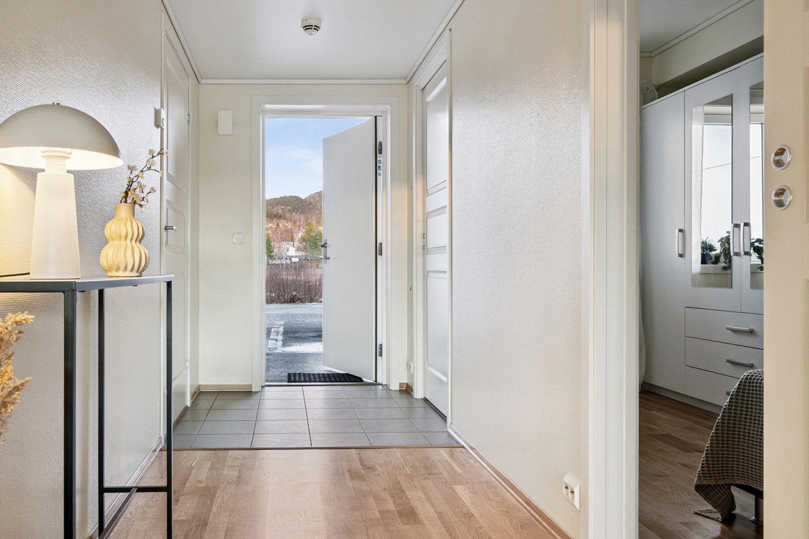 Flislagt entré. Velkommen inn! Galleribilde