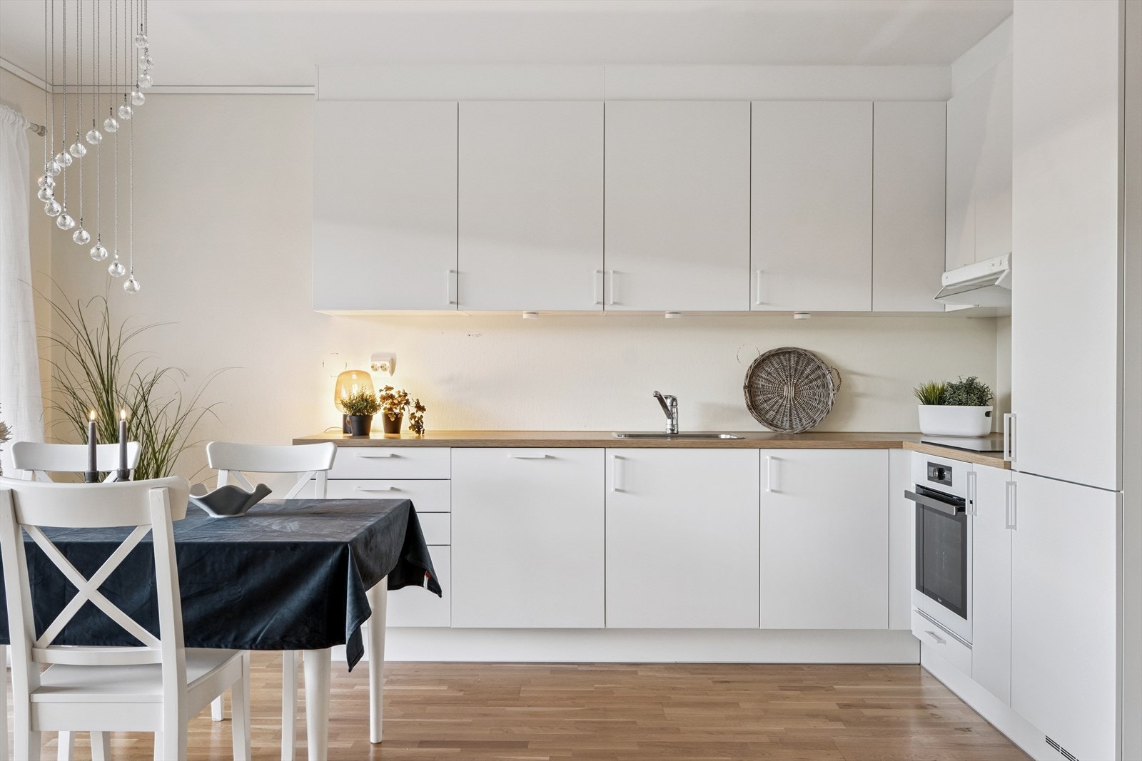 Kjøkken fra byggeår med glatte fronter, og benkeplate av laminat. Kjøkkenet har fått TG1 av takstmann. Galleribilde