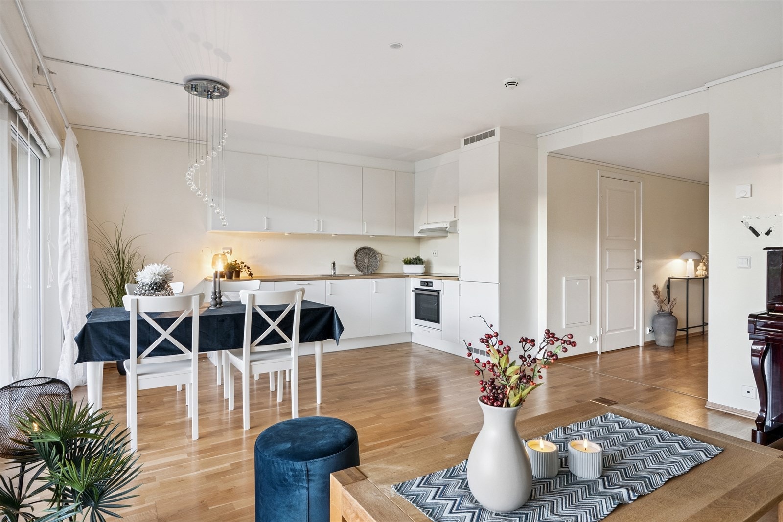 Det er lagt parkett på gulv, malt glassfiberstire på vegger og malte gipsplater i tak. Galleribilde