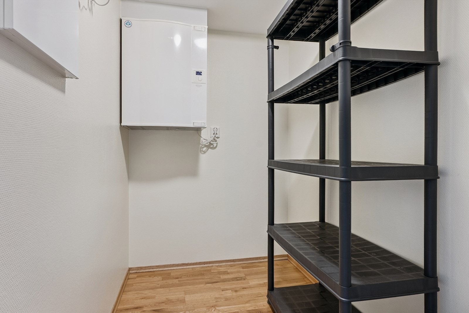 Leiligheten har både en praktisk innvendig bod samt en bod på ca. 5 kvm bak carporten ute for ekstra oppbevaring. Galleribilde