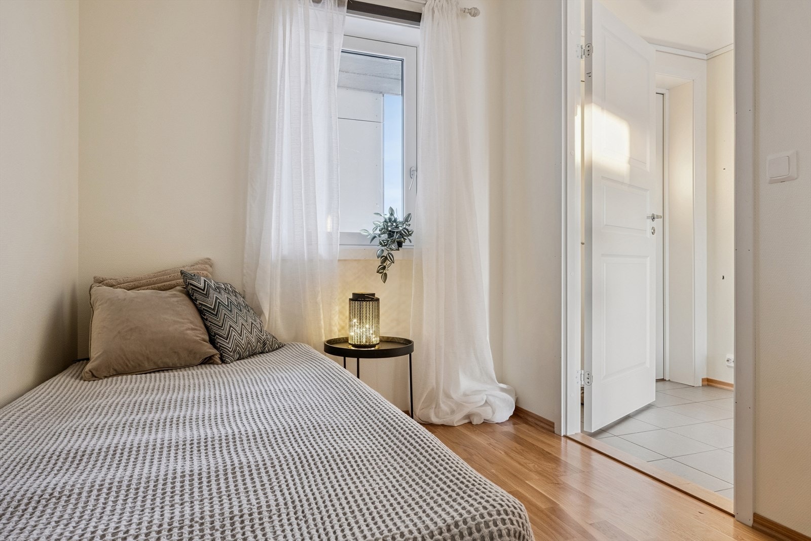 God plass til seng med tilhørende møblement. Galleribilde