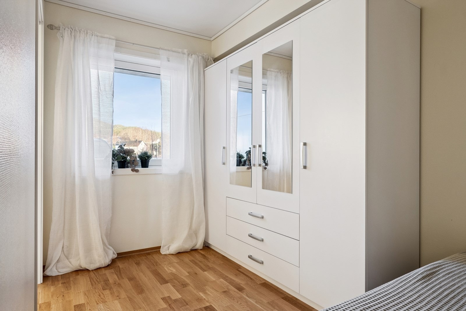 Her er det satt inn et romslig klesskap som medfølger handelen. Galleribilde