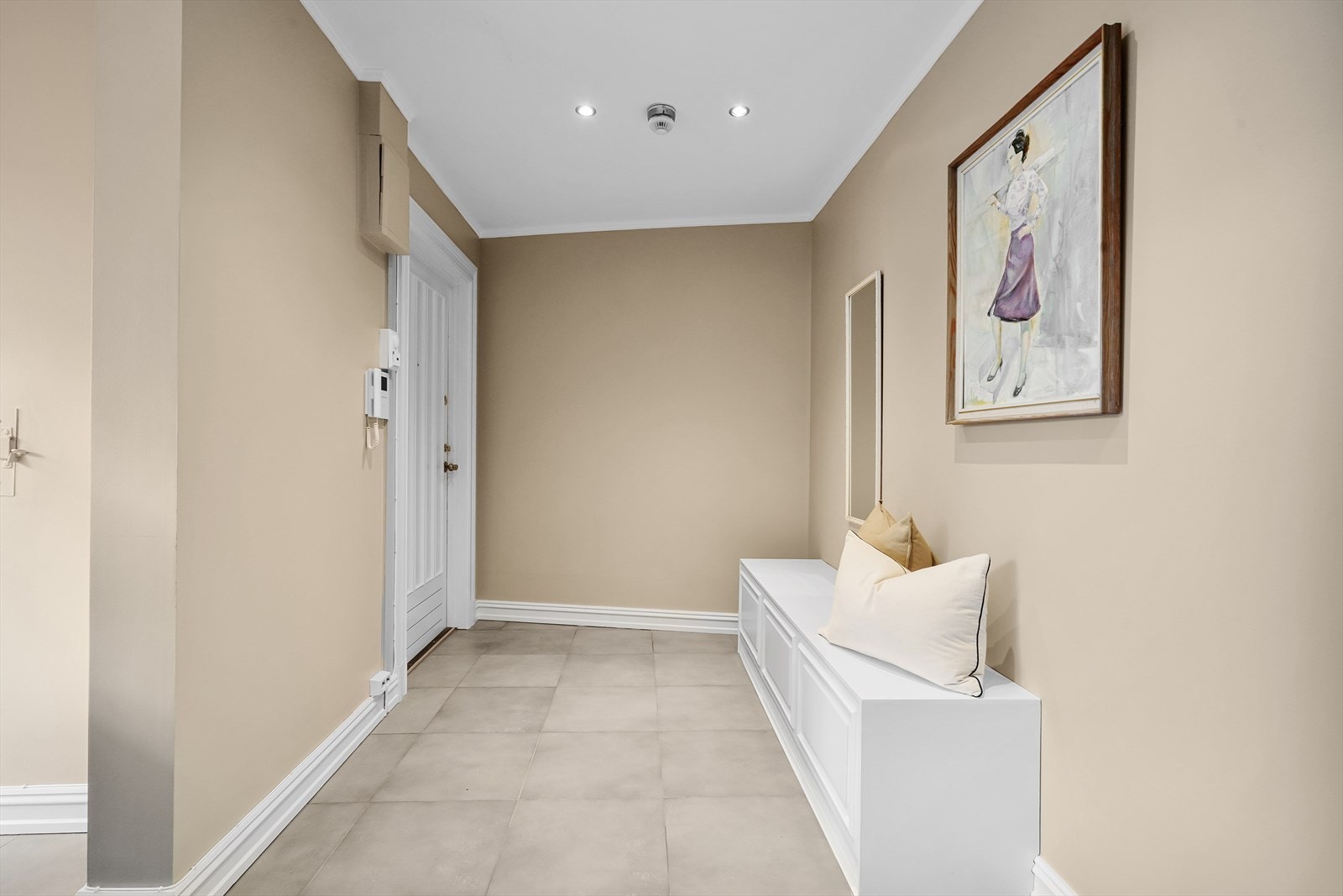 Inngangspartiet er lyst og innbydende. Utstyrt med dørcalling med video. Galleribilde