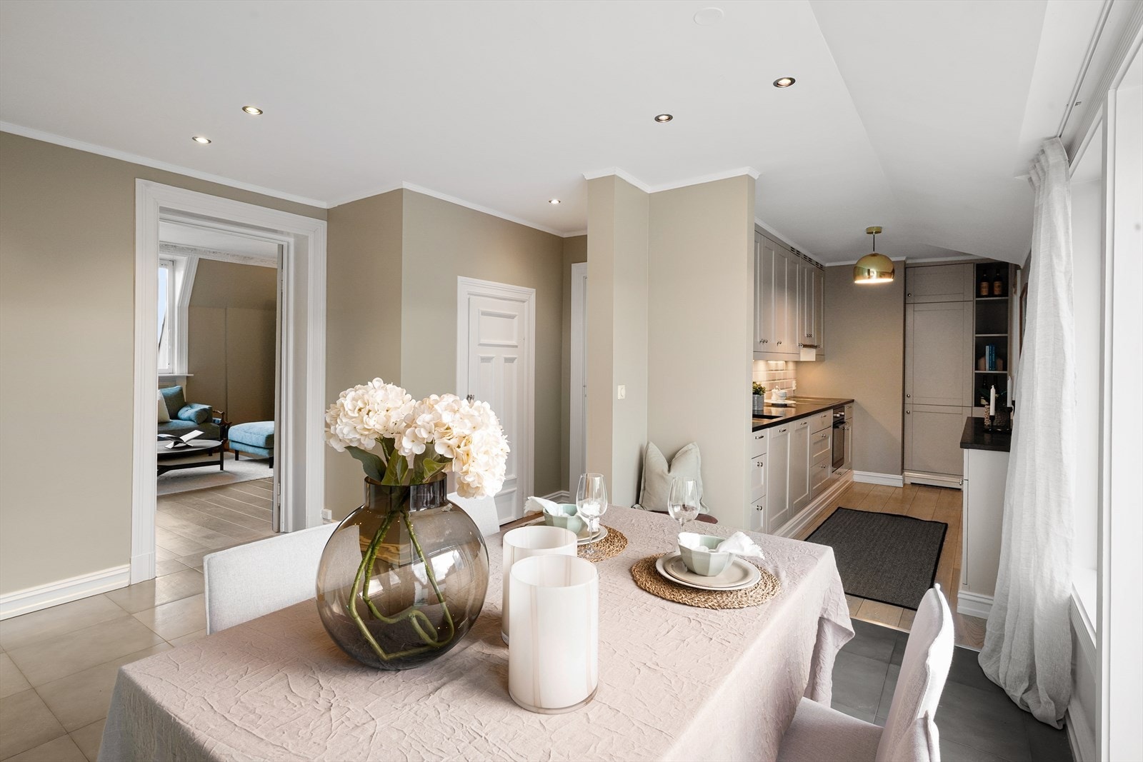 Det er gulvvarme i spisestuen, entré, stue, det ene soverommet og på bad. Galleribilde