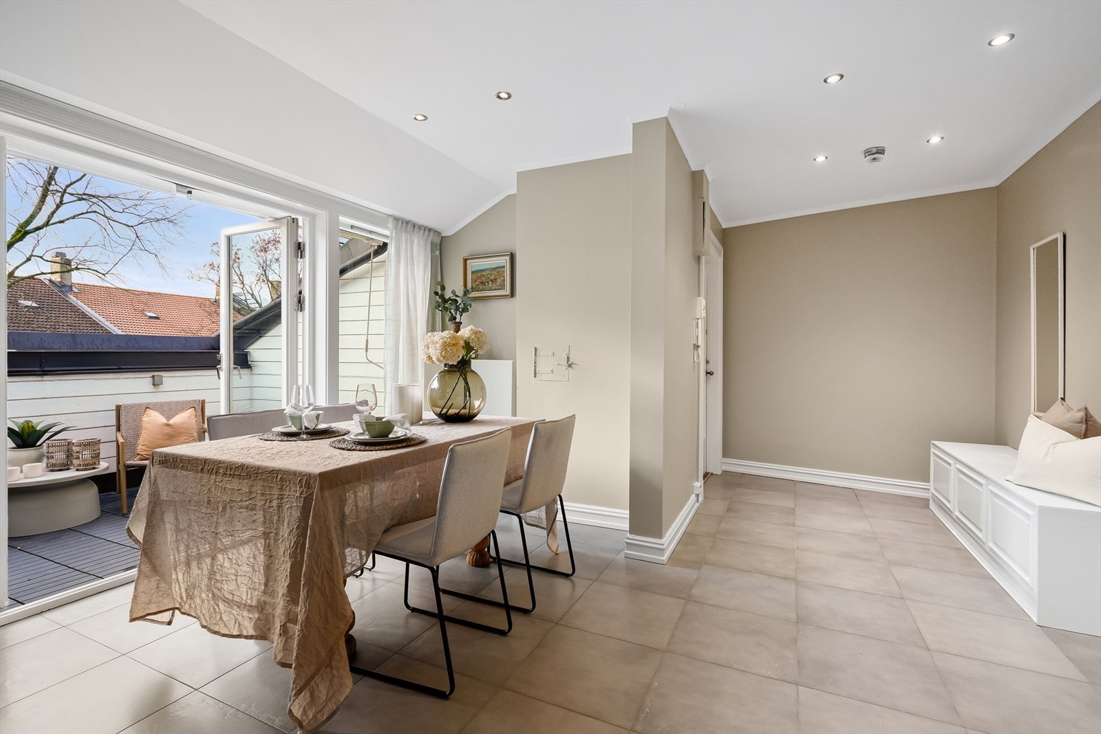 Varme i gulv og dimbare downlights i himling. Galleribilde