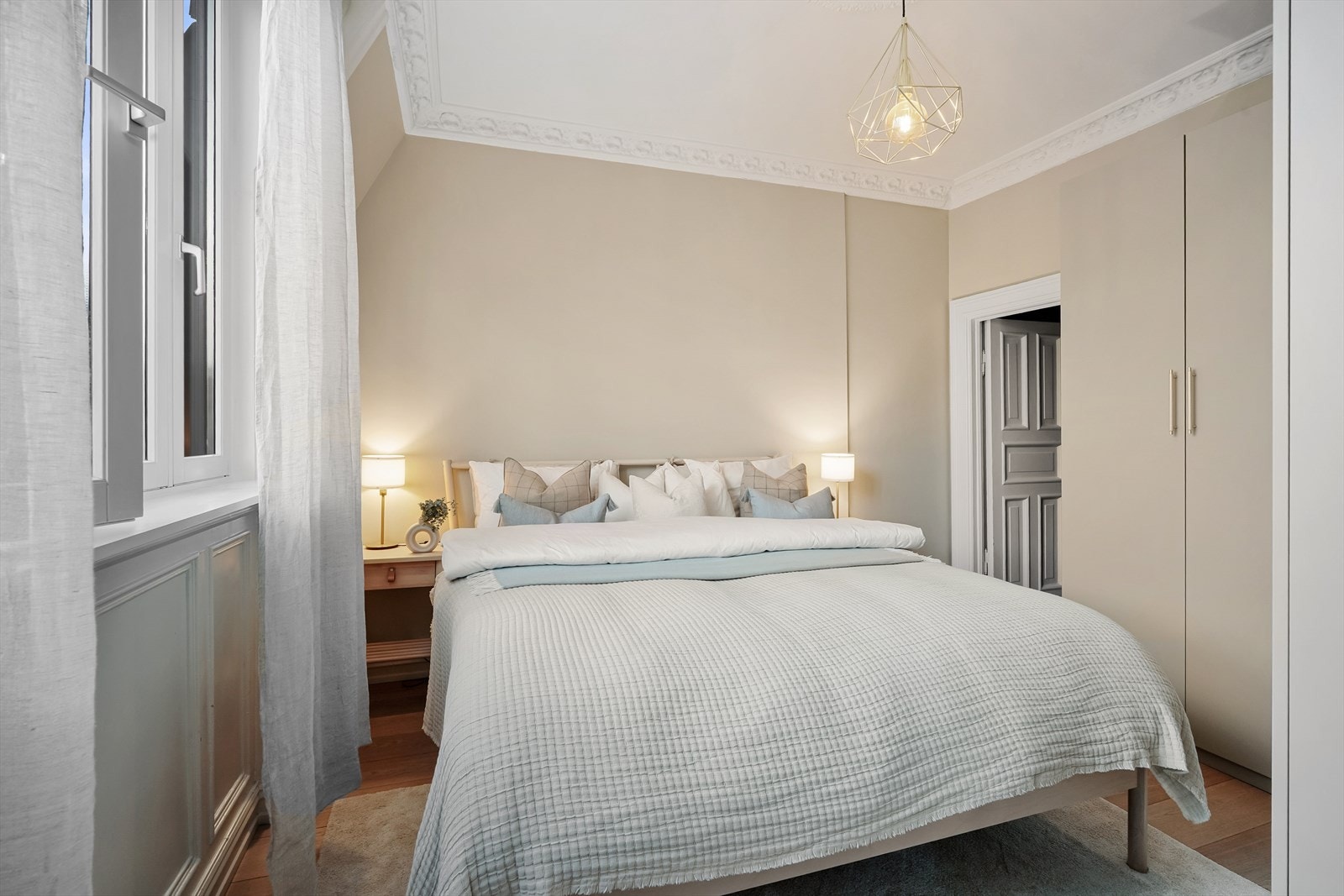 Innebygget garderobeskap på to sider av rommet. Galleribilde