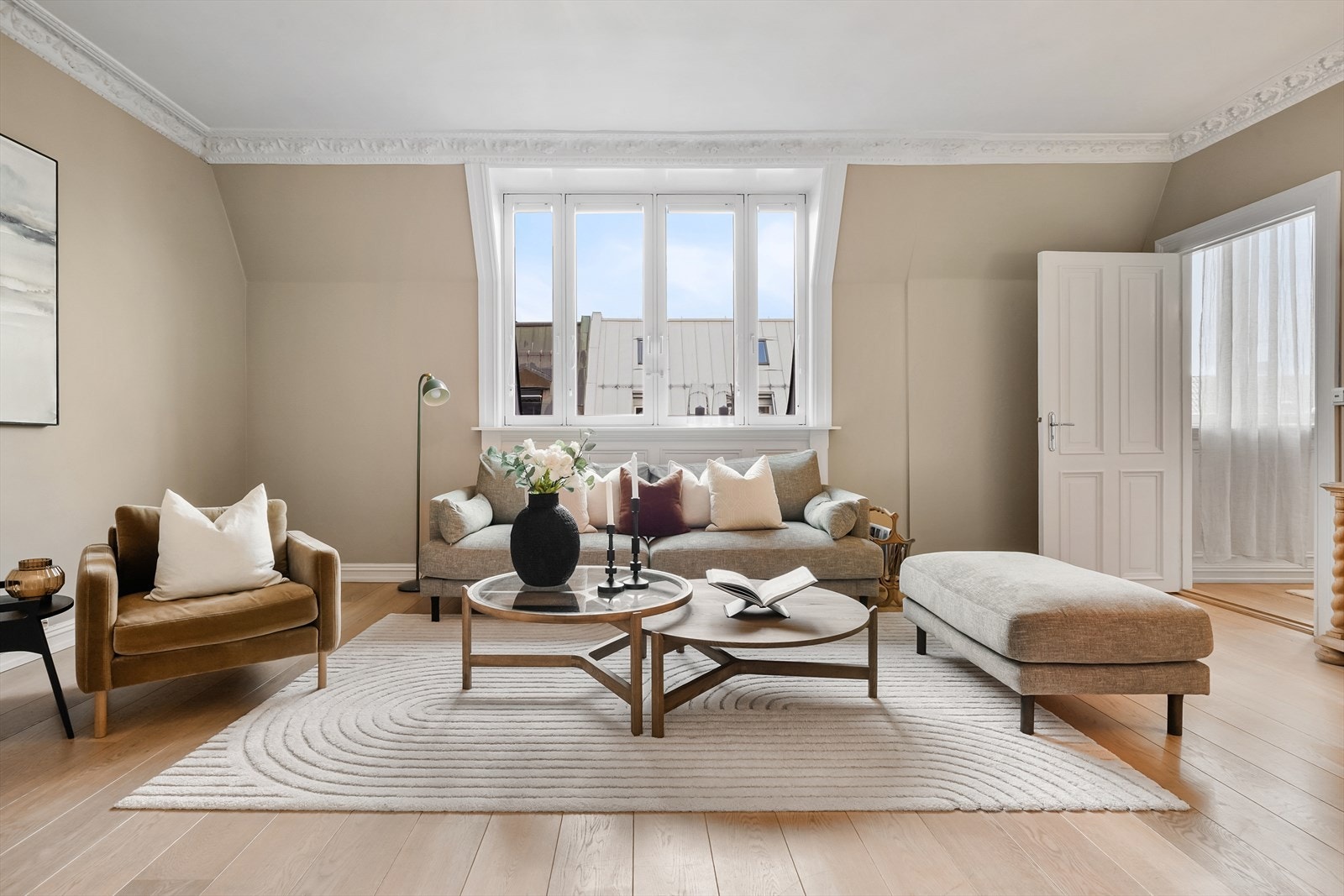 Store vindusflater slipper inn rikelig med naturlig dagslys. Galleribilde