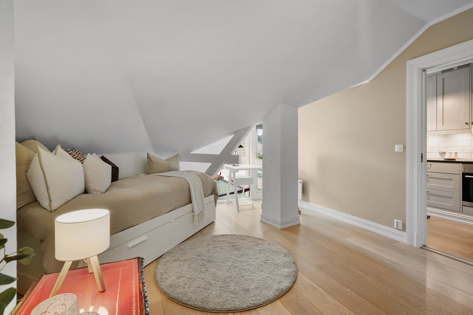 Soverom 2. med plass til seng, skrivebord og garderobe. Galleribilde