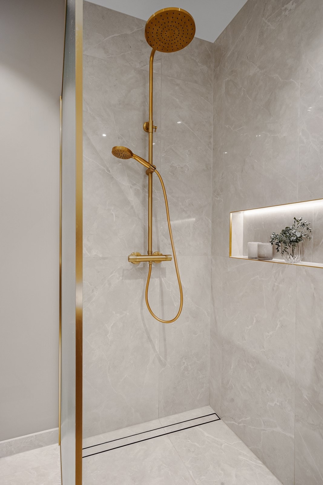 Stilrene linjer, innebygget hyllenisje, skjult sluk og regnfalldusj. Galleribilde