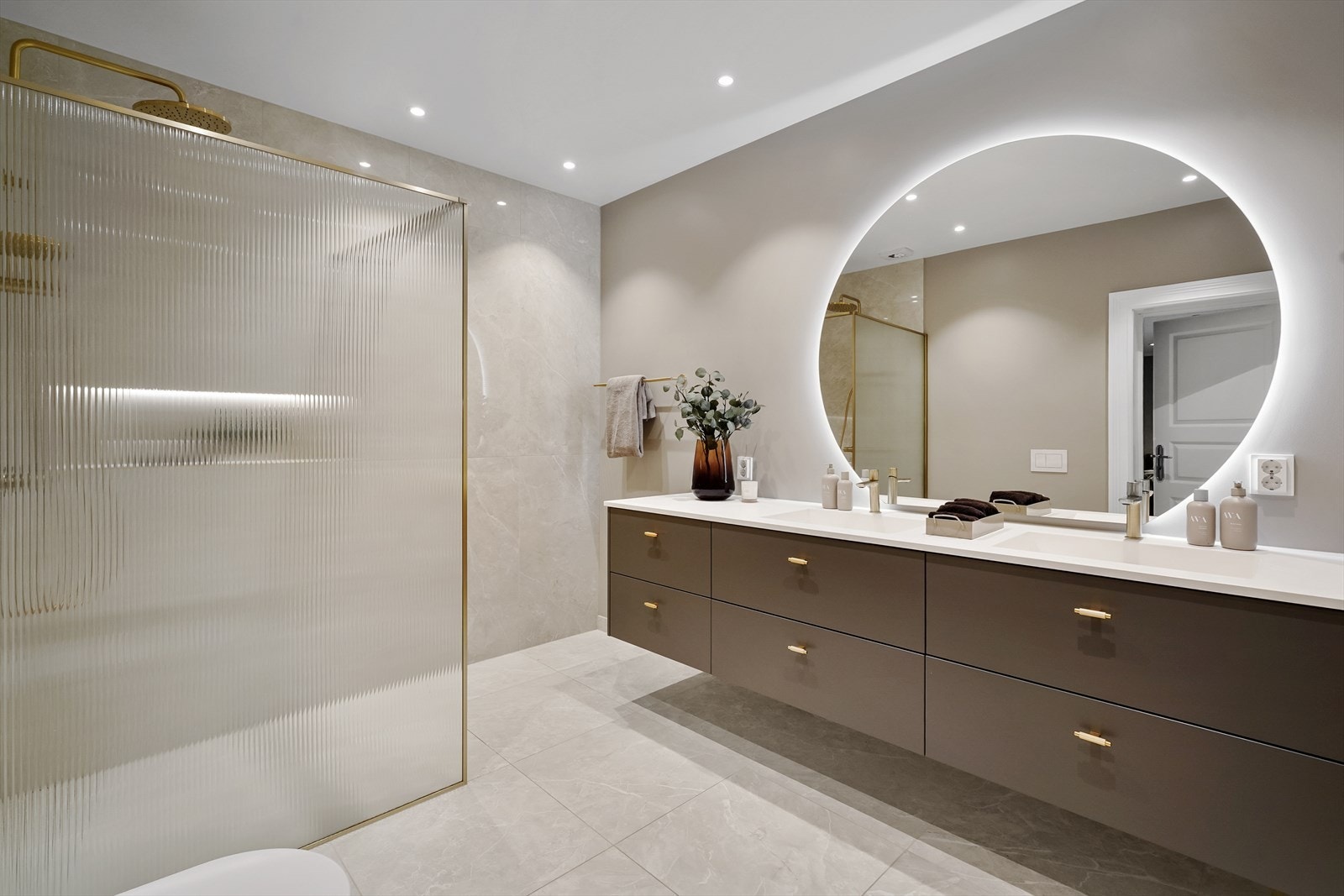 Meget delikat og totaloppusset bad des. 2023 med store fliser, pene detaljer, rikelig med benkeplass og stor dusjnisje. Galleribilde