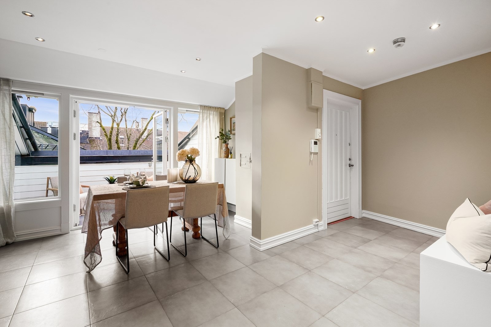 God plass til å dekke opp med langbord ved kjøkken og utgangen til terrasse. Galleribilde