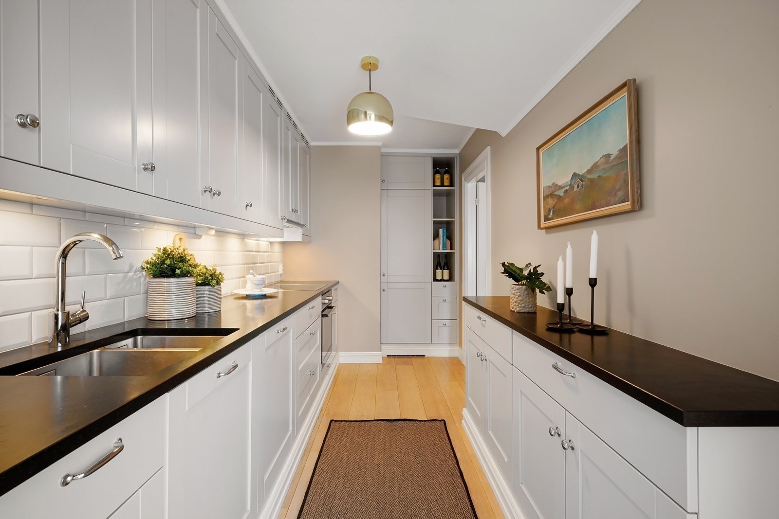 Flott, snekkerbygd kjøkken fra Hamran og integrerte hvitevarer. Rikelig med oppbevaringsplass og flere soner for matlaging. Galleribilde