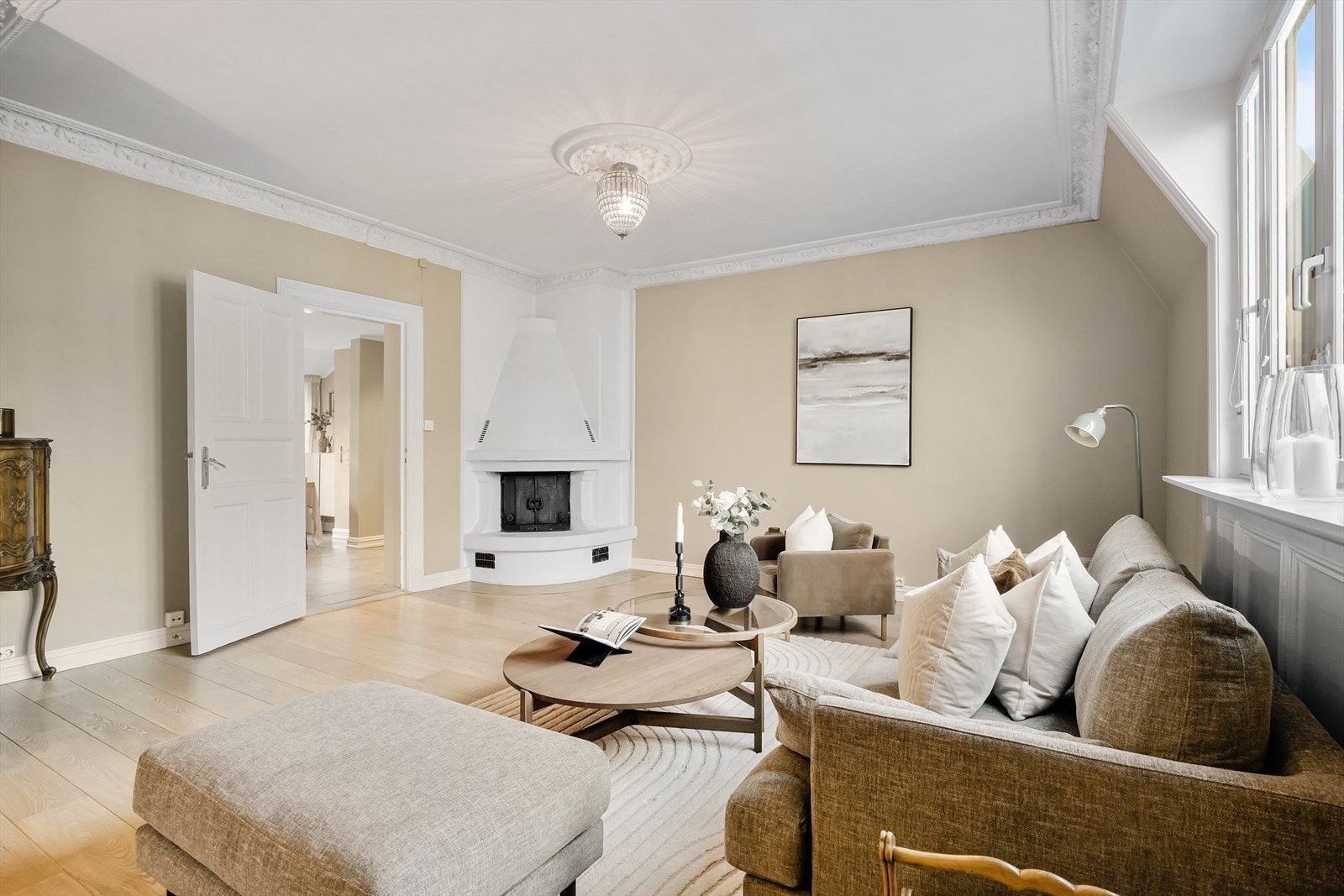 Takhøyden i stuen er målt til 2,87 meter. Galleribilde