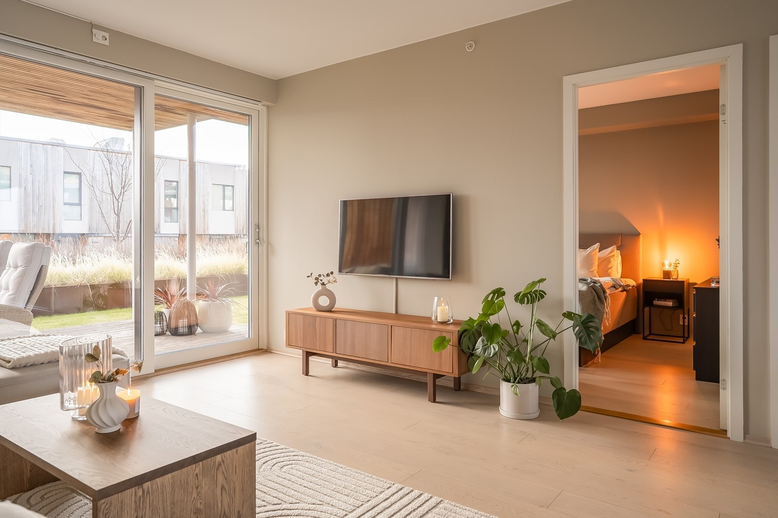 Nabobebyggelsen over tunet består av lave rekkehus. Her får du følelsen av lite innsyn og et koselig, intimt bomiljø. Galleribilde