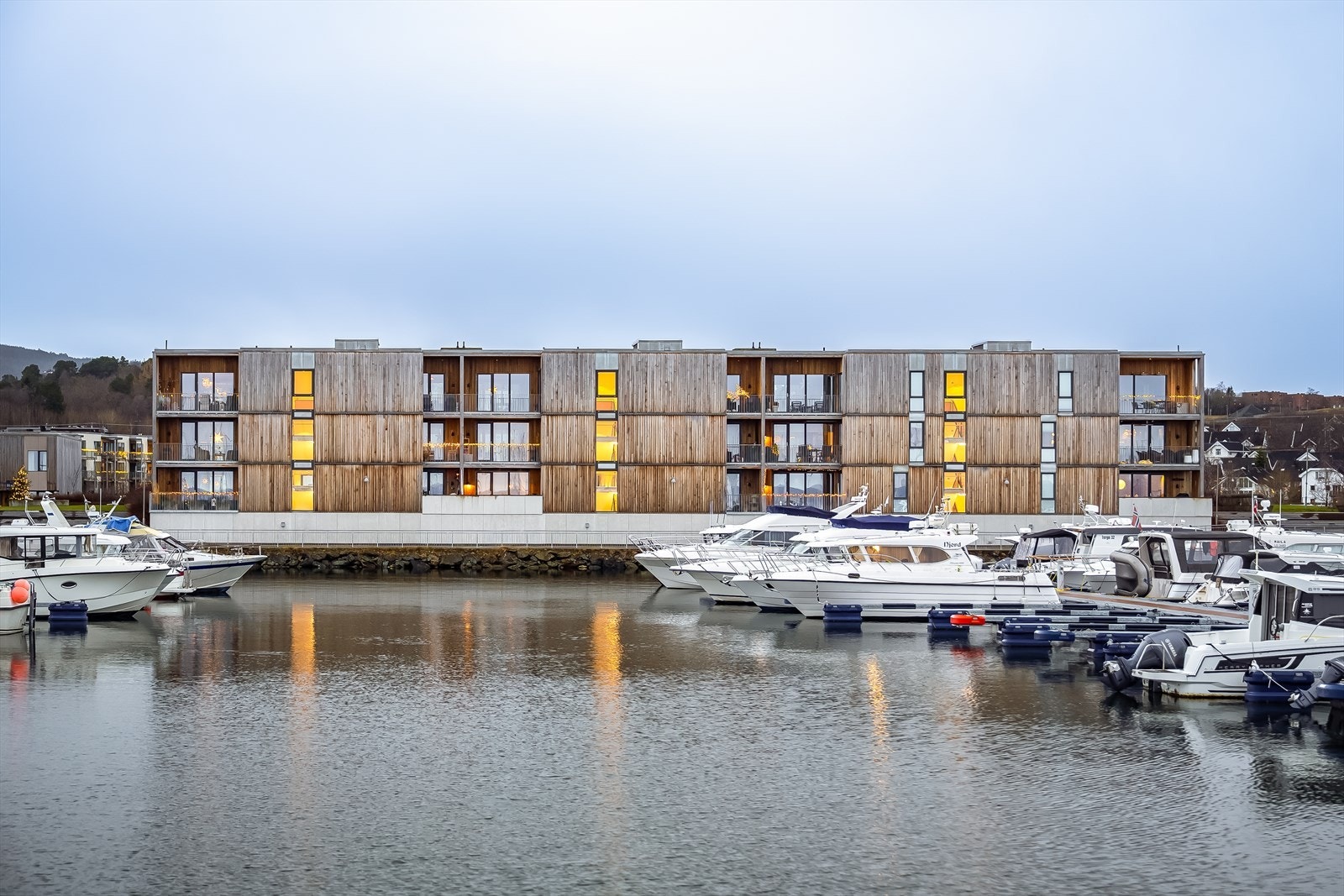 Leiligheten ligger attraktivt og tilbaketrukket til like ved marinaen. Galleribilde