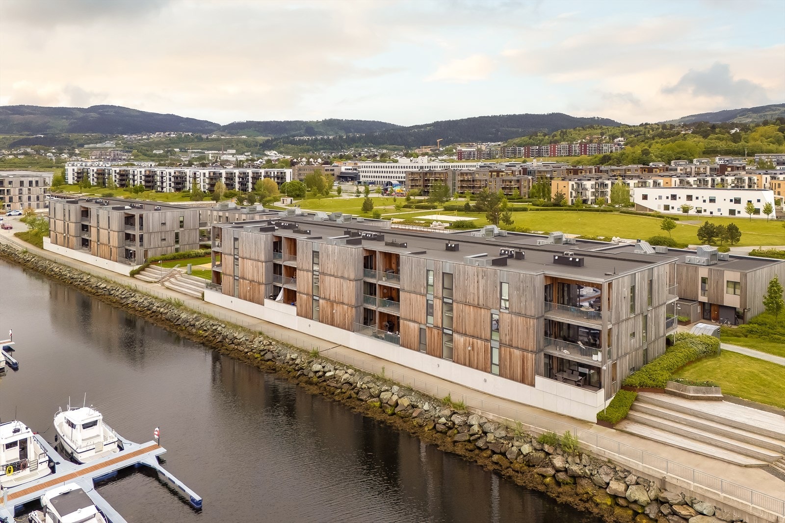 Område rundt boligen består for øvrig av pent opparbeidet grøntareal med div. beplantning og sittegrupper. Galleribilde