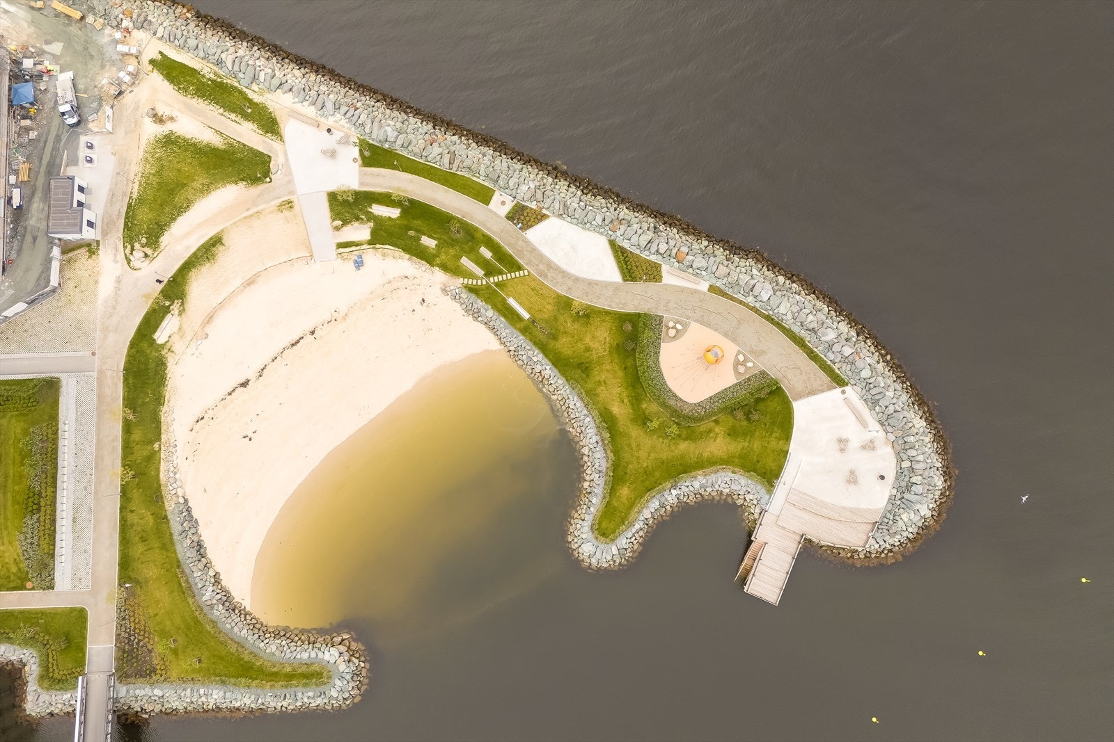 Grilstadfjæra badeplass åpnet i mai 2024. Badestranden er anlagt med sand fra Danmark, og den avrundede formen skjermer mot fjorden og gir gode badeforhold. Galleribilde