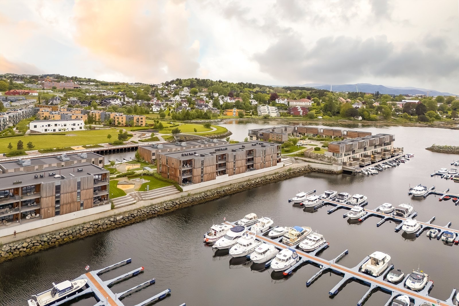Grilstad Marina ble offisielt åpnet i 2015 og består blant annet av småbåthavn, lekeplasser, nyåpnet badestrand, sandvolleyballbane og fine turstier ved fjordkanten. Galleribilde