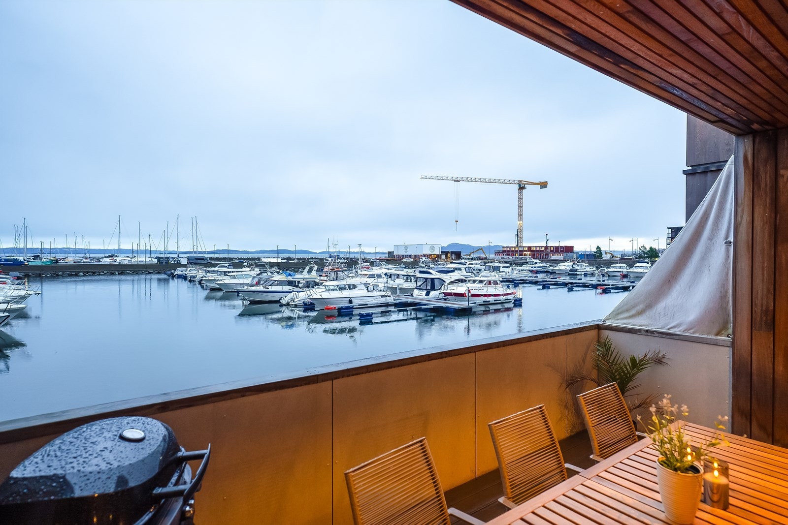 Her får du en fantastisk kombinasjon av skjermet beliggenhet, flott utsikt og moderne arkitektur, i et flott nybygg fra 2017. Galleribilde