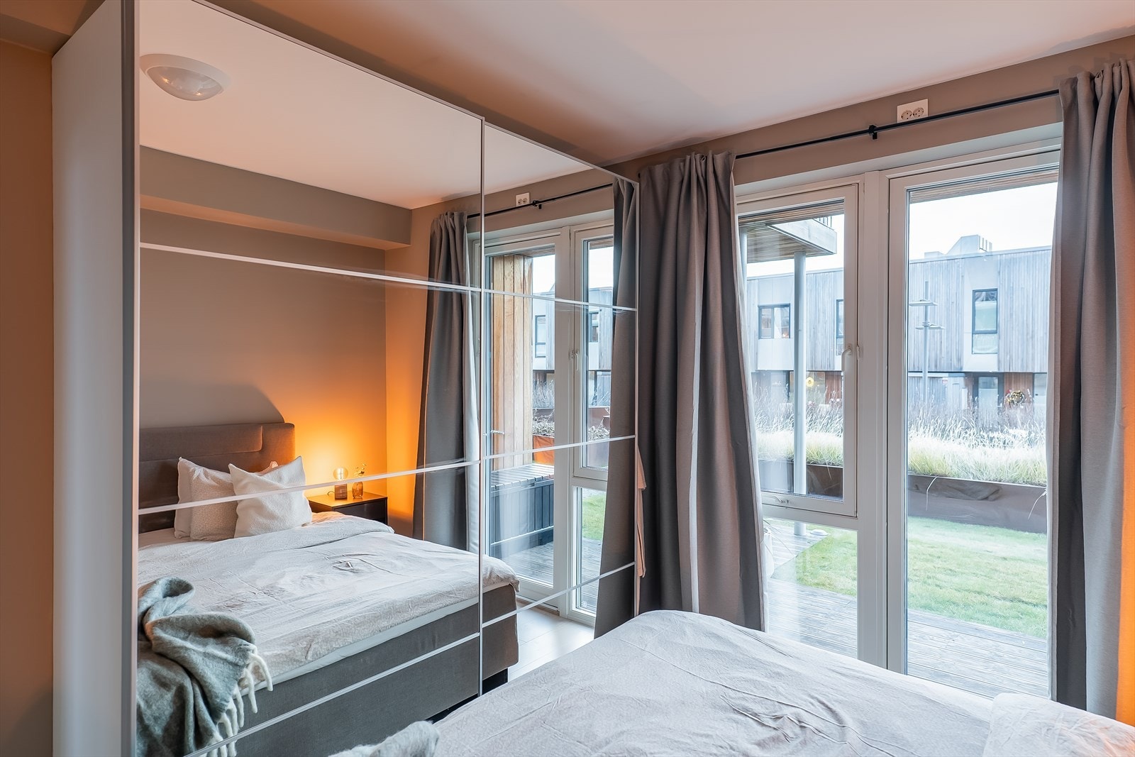 Her er det også skyvedørsgarderobe med god plass til oppbevaring. Galleribilde