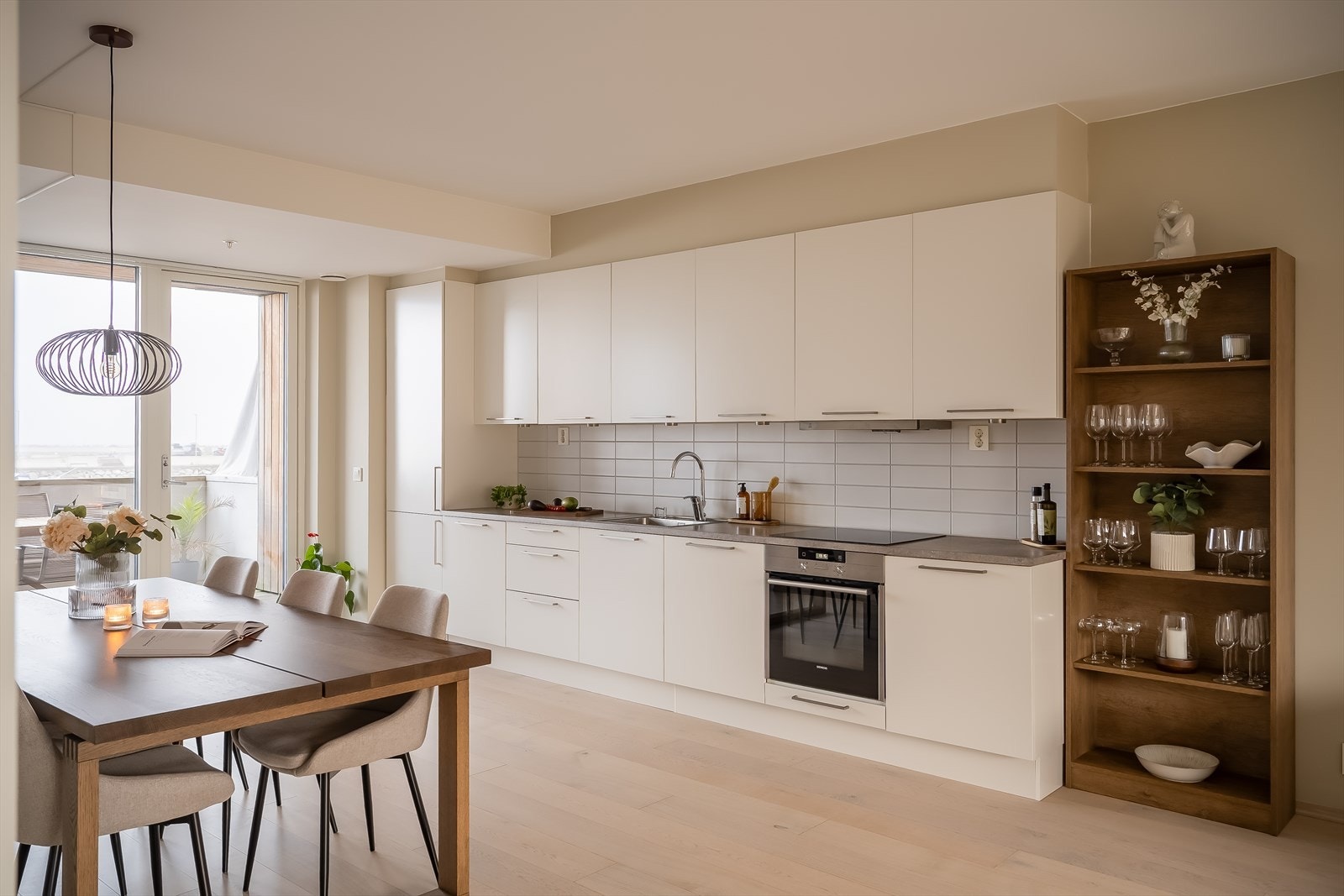 Av integrerte hvitevarer har man frys- og kjøleskap, oppvaskmaskin, platetopp, stekeovn og ventilator. Galleribilde