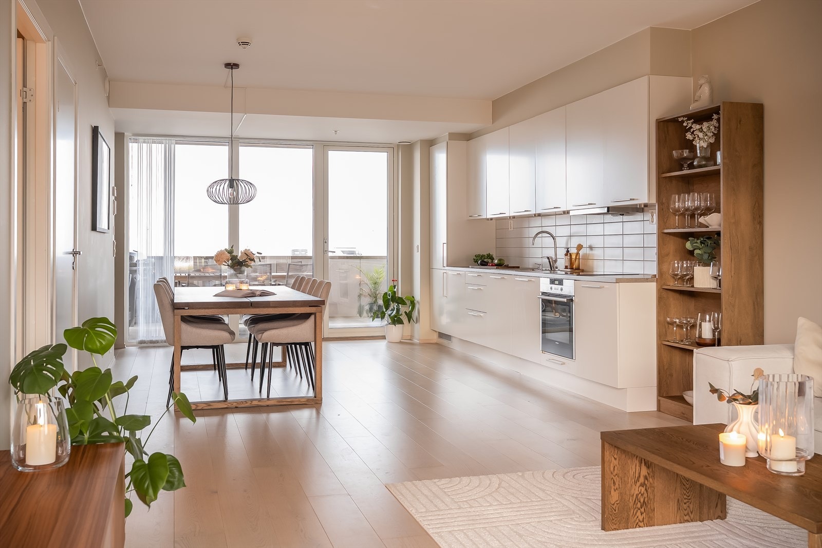 Store vindusflater fra gulv til tak i både nord og sør gir naturlig dagslys gjennom hele stue- og kjøkkenarealet. Galleribilde