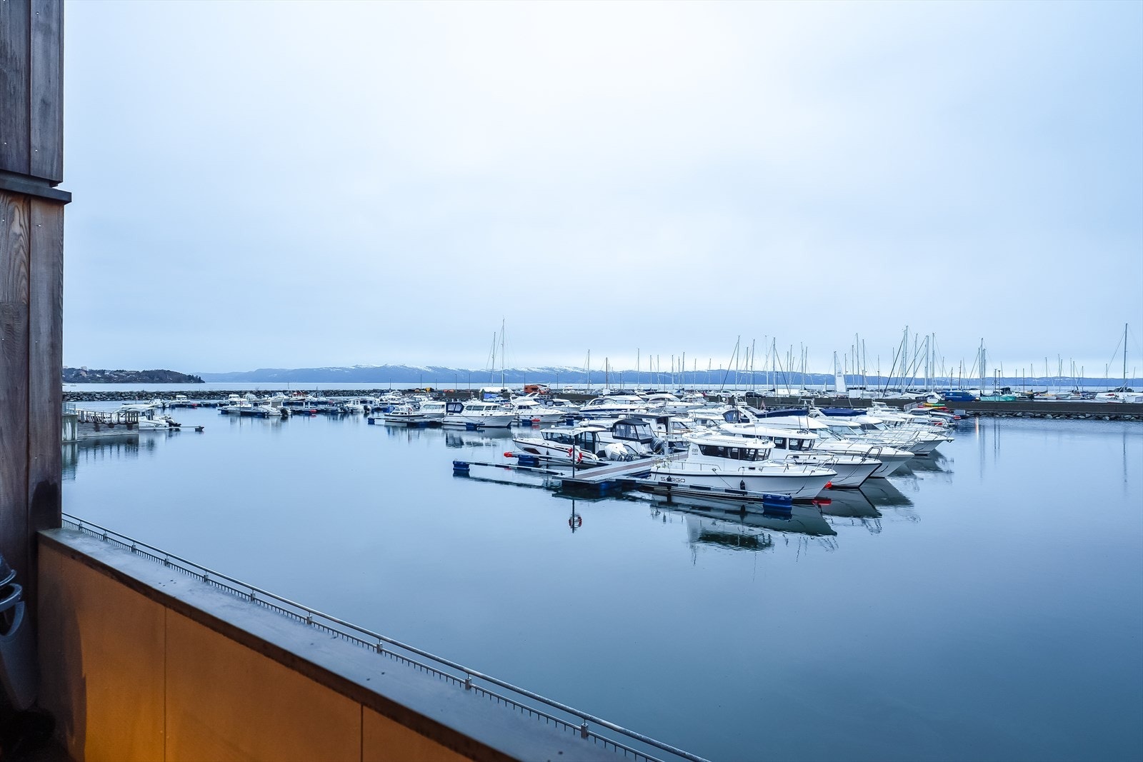 Videre er det slående utsikt mot Trondheimsfjorden og Fosenalpene i nord. Galleribilde