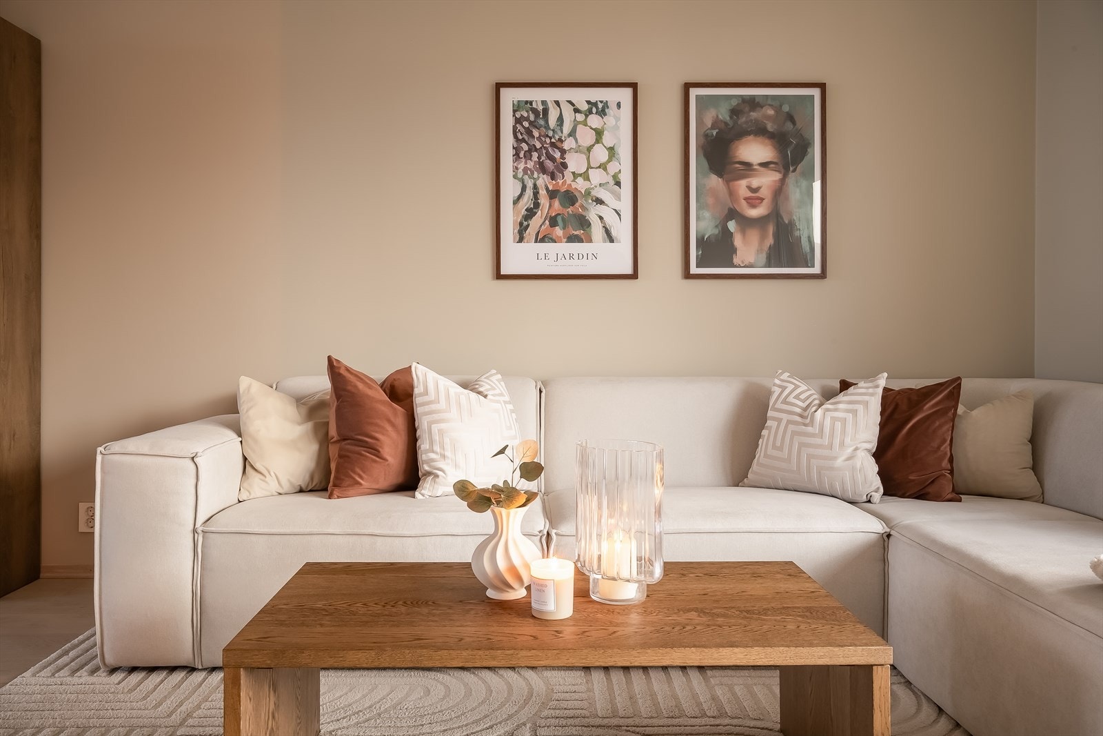 Boligen er gjennomgående malt i tidsriktige farger, og med listefri utførelse får du et rent og moderne uttrykk. Galleribilde