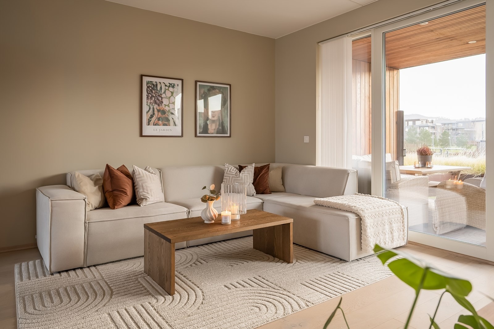 Den åpne stue og kjøkkenløsningen er på hele 36m² og gir god plass til sofa- og spisegruppe. Fra stuen og kjøkken har man direkte adkomst til leilighetens markterrasse og balkong. Galleribilde