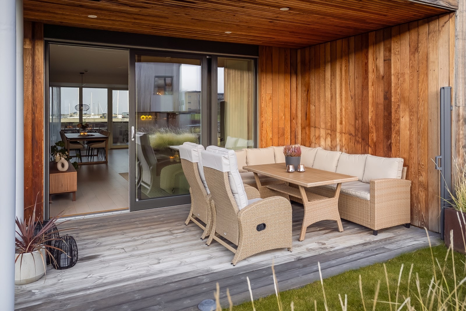 Leiligheten har totalt to uteplasser, hvorav markterrassen er den største og måler hele 17,1 m². Terrassen er delvis overbygd. Galleribilde