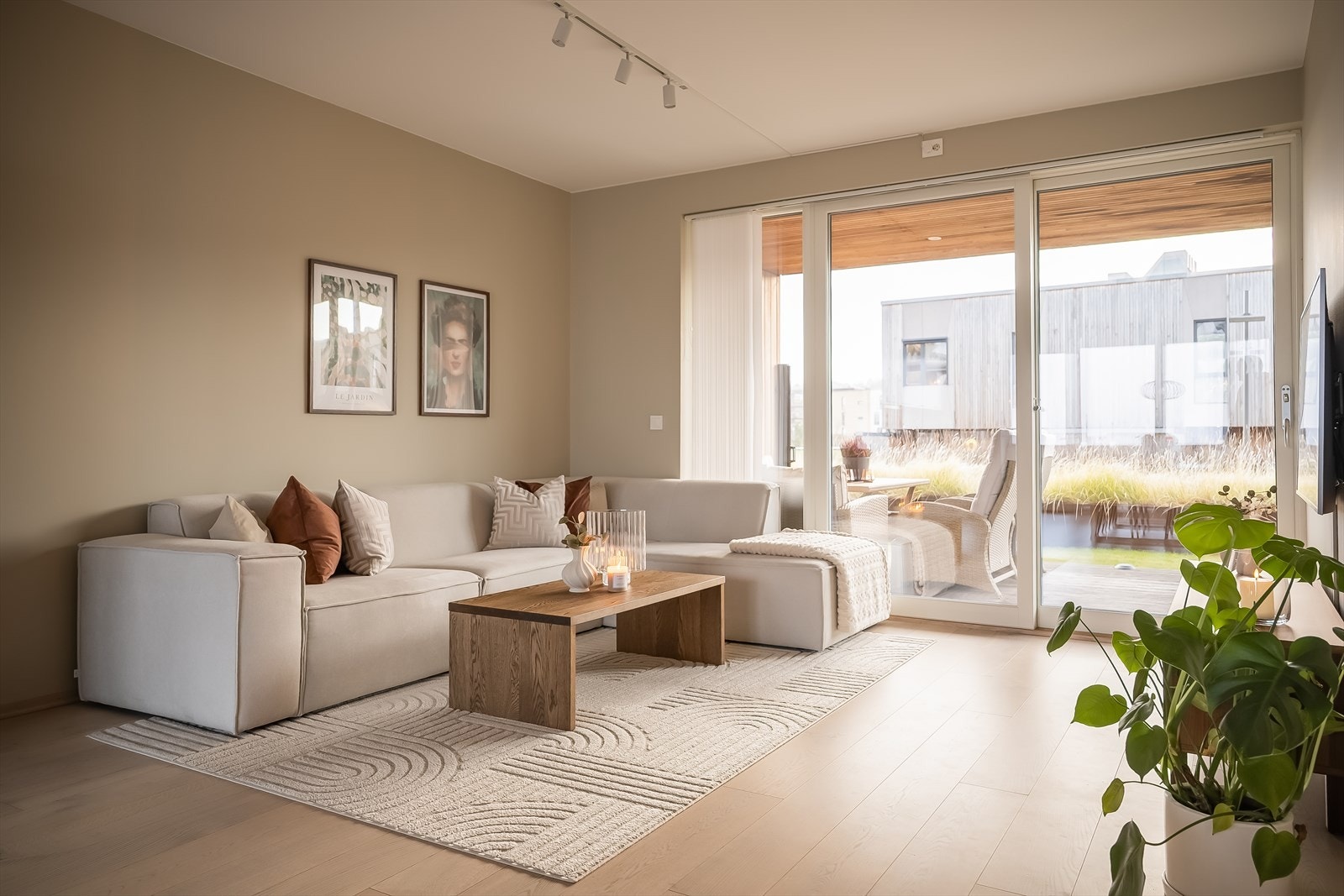 Boligen har en særs godt utnyttet planløsning, fordelt på totalt 73 kvm, med 2 soverom og et stort stue- og kjøkkenareal som strekker seg fra nord til sør. Galleribilde