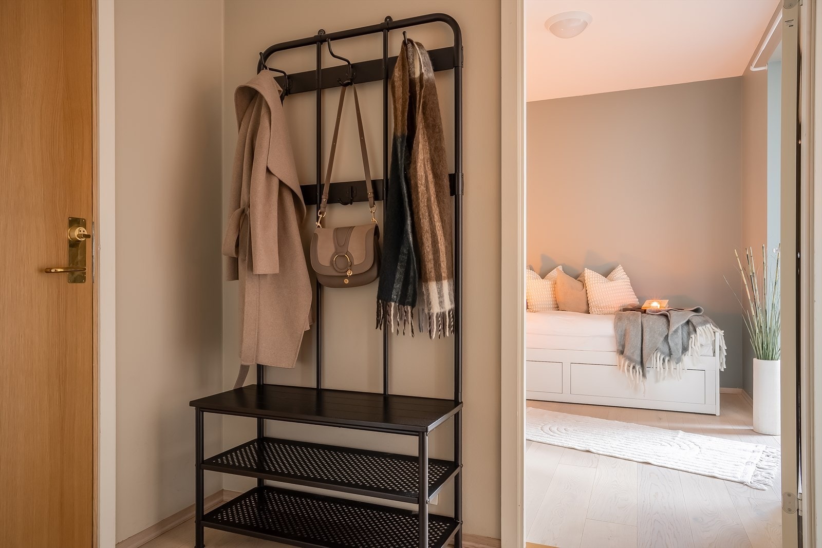 Lys entrè med gode muligheter for oppheng av yttertøy og sko. Galleribilde